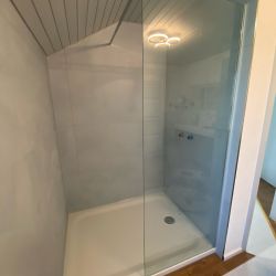 Vorher alt, jetzt modern! ✨
Diese Dusche wurde im Rahmen einer Teilsanierung neu gestaltet – schlicht, elegant & funktional.
Mit einer rahmenlosen Glaswand, großzügigem Duschbereich und moderner Optik passt sie perfekt in jedes Zuhause.
Was wurde gemacht?
🛠️ Neue Glasduschwand
🧼 Pflegeleichte Wand- & Bodenbeläge
🏠 Clevere Raumnutzung trotz Dachschräge
Du möchtest dein Bad auch verschönern?
Schreib uns – wir beraten dich gerne!
___
Old look out, modern vibes in! ✨
This shower just got a partial renovation – clean, elegant & practical.
Featuring a frameless glass panel, a spacious layout, and a sleek design that fits any modern home.
What was done:
🛠️ New frameless glass shower wall
🧼 Easy-to-clean wall & floor surfaces
🏠 Smart use of space under the sloped ceiling
Thinking about upgrading your bathroom?
Send us a message – we’re happy to help!
.
.
#Dusche #Badsanierung #Teilsanierung #ModernesBad #Badideen #InteriorDesign #Handwerk #Duschumbau #Renovierung #Glasdusche #HomeInspo
#Neckarsulm #Heilbronn #BadWimpfen #Weinsberg #Obersulm #Lauffen #Eppingen #HeilbronnUndUmgebung #RegionHeilbronn #HandwerkAusDerRegion #SanierungNeckarsulm #SanierungHeilbronn