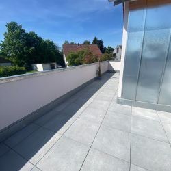 Frisch fertiggestellt – Dachterrasse mit Stil!
Diese moderne Dachterrasse haben wir für unsere Kunden realisiert ✨
Klare Linien, hochwertige Materialien und ein elegantes, urbanes Flair 🏙️
Ein Ort zum Entspannen, Genießen und einfach Wohlfühlen über den Dächern der Stadt ☀️🌿
#MeierWohnraumdesign #Dachterrasse #OutdoorLiving #DesignProjekt #Terrassengestaltung #ModernLiving #wohntraum