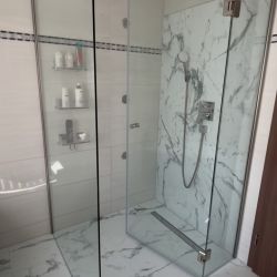 Frischer Wind fürs Bad – mit gezielter Teilsanierung!
Bei diesem Kundenprojekt haben wir ausgewählte Elemente im Badezimmer erneuert:
✔ Neue Badewanne
✔ Moderne Walk-In-Dusche mit Glaswand
✔ Neue Wandverkleidung in der Dusche
✔ Stilvoller Boden in Marmoroptik
Ohne komplette Sanierung – aber mit großem Effekt! Unsere Kund*innen freuen sich über das neue Wohlfühlambiente.
____
Fresh look through partial renovation!
For this client project, we focused on selected upgrades to bring new life into the bathroom:
✔ New bathtub
✔ Modern walk-in shower with glass wall
✔ Stylish wall finish inside the shower
✔ Elegant marble-look flooring
Not a full renovation – but a big transformation! Our clients love their updated, relaxing space.
.
.
#Teilsanierung #Badsanierung #ModernesBad #Badgestaltung #WalkInDusche #Renovierungsprojekt #Wohlfühlbad #InteriorGoals #Handwerkskunst #beforeandafter #BathroomRenovation #PartialRenovation #ClientProject #ModernBathroom #WalkInShower #BathroomDesign #InteriorGoals #Craftsmanship #BeforeAndAfter #dreambathroom #BadezimmerTeilsanierung #Kundenprojekt #Badrenovierung #ModernesBad #Wohlfühlbad #BadDesign #Traumbad #handwerkmitherz
